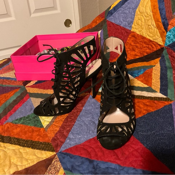 Beautiful evening shoes black with touches of bling. - Picture 2 of 3